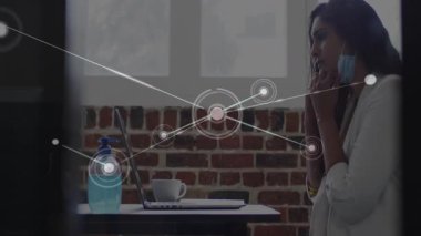 Ağ grafiği ortaya çıkarken, iş kadını maskesini ayarlıyor ve veri analizi için bilgisayarı devreye sokuyor. Teknoloji, bağlantı, profesyonel, çalışma alanı, dijital, yenilik, modern