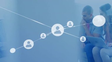 İş verilerine bakan ve tableti geçen ekip, kullanıcı simgesi düğümleriyle işbirliğini gösteriyor. İşbirliği, takım çalışması, yenilik, dijital, ağ, beyin fırtınası, iletişim