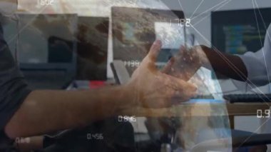 Erkek ve kadın dijital ağ altında teknik işler için dizüstü bilgisayarlarla el sıkışıyorlar. İşbirliği, bağlantı, dijital, takım çalışması, profesyonel, yenilik, modern