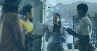 Sunucu tıkırdatma tableti ve somutlaştırma dünya haritası örtüşmesi iş verilerini gözden geçirme olanağı sağlıyor. Profesyonel, takım çalışması, işbirliği, veri görselleştirme, dijital arayüz, modern çalışma alanı, yenilik