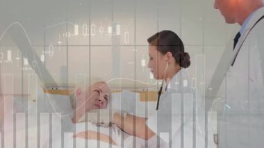 Doktor, göğüs akciğerini akciğer monitörü için steteskop kullanarak soluk sağlık tablosunu etkinleştiriyor. Tıbbi, sağlık, klinik, tanı, izleme, hasta bakımı, profesyonellik