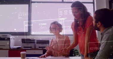 Oturan kadın klavyeyi oynatıyor ve iş toplantısında belge incelemesi için veri panellerini etkinleştiriyor. İşbirliği, takım çalışması, yenilik, veri görselleştirme, dijital arayüz, modern ofis, profesyonel gelişim