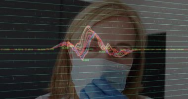 Maskeli kadın nefes alırken kayışları ayarlıyor ve nefes veriyor. Bu sırada tıbbi şebeke de nefes alıyor. Sağlık, tanı, biyometri, giyilebilir, klinik, teknoloji, izleme