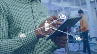 Yeşil gömlekli adam tablet ekranı tıklatıyor ve iş bağlantıları için ağ örtüsünü genişletiyor. Teknoloji, işbirliği, dijital, yenilik, bağlantı, çalışma alanı, siber güvenlik