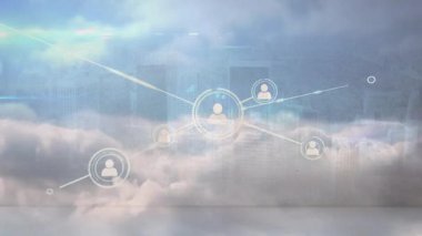 Sisli bulutlar sürükleniyor ağ büyümesini göstermek için simgeleri birbirine bağlayan çizgileri açığa çıkarıyor. Soyut, teknoloji, bağlantı, dijital, ağ, fütüristik, yenilik