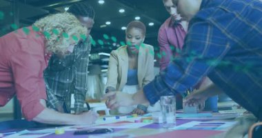 Tasarımcılar ileri doğru eğilip modelleri gözden geçiriyorlar, tasarım için çizimler çiziyorlar ve tasarım için planları yakalıyorlar. İşbirliği, beyin fırtınası, yaratıcı, takım çalışması, yenilik, çalışma alanı, planlama