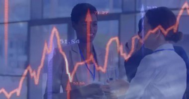 Animasyon turuncu grafiği, meslektaşlarıyla hisse senedi eğilimlerini analiz eden önde gelen kadın yöneticileri gösteriyor. Şirket, ağ, finans, modern, profesyonel, işbirliği, başarı