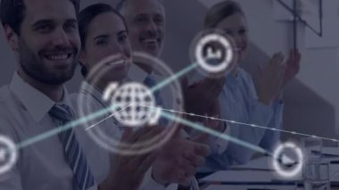 İş adamları kameraya sarılıp düğüm olarak alkışlıyorlar. Büyümeyi kutlayan çizgiler. Şirket, takım çalışması, dijital, görselleştirme, büyüme, bağlantı, yenilik