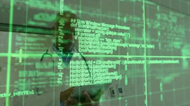 Doktor, muayene odasında yeşil çizgili tablet tutuyor. Ekran kaydırma koduna dokunuyor. Teknoloji, sağlık, teletıp, dijital, yenilik, fütüristik, tanı