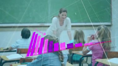 Eflatun çizelge çizelgesi ve öğrenci yürüme tahtasına işaret eden ok. Eğitim, sınıf, çocuklar, öğrenme, öğretim, okul, eğitim