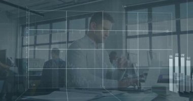 Ofis analisti dizüstü bilgisayarda yazı yazıyor şeffaf ızgarada çizelgeler oluşturuyor ve veri ölçümlerini izliyor. Teknoloji, veri görselleştirme, analitik, iş zekası, fütüristik, işbirlikçi, modern