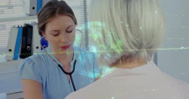 Doktorun hastaya steteskop takması sağlık muayenesinde solunumu dijital olarak izlemesi. Tıbbi, sağlık, tanı, teletıp, klinik, mesleki, sağlık