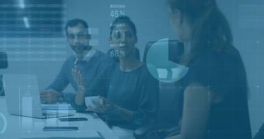 Toplantı sırasında merkez konuşmacı elini kaldırıyor ve dünya haritasının yanında iş pastası grafiklerini etkinleştiriyor. İşbirliği, takım çalışması, veri görselleştirme, kurumsal, yenilik, modern, sunum