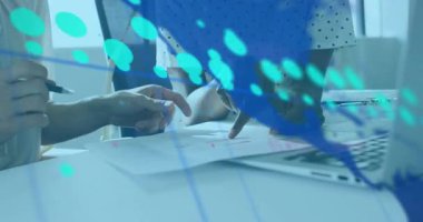 İki meslektaş iş toplantısı sırasında animasyon veri görselleştirmesine yol açan grafikleri karşılaştırıyor. İşbirliği, analitik, veri, profesyonel, takım çalışması, görselleştirme, ofis