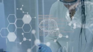 Gözlükleri ayarlayan bilim adamı, altıgen beyin darbeleriyle araştırma yapmak için tüplere pipet takıyor. Laboratuvar, araştırma, yenilik, bilimsel, teknoloji, analiz, deney