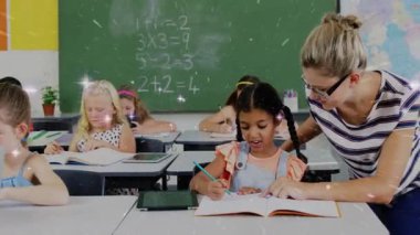 Sınıfta, gökkuşağı parıltısını oluşturan parlak daire şeklinde yazı yazan öğretmen rehberi. Eğitim, öğrenim, danışmanlık, yaratıcılık, ilham, sınıf, çocukluk