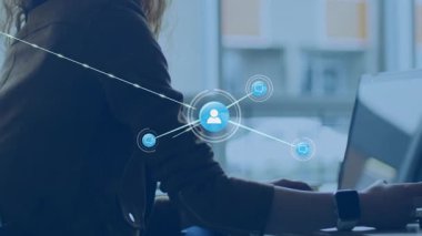 Dizüstü bilgisayarda yazan kadın kullanıcı simgesini başlatıyor ve bağlantı profillerini büyüten teknoloji ağı örtüyor. Teknoloji, bağlantı, dijital, siber alan, yenilik, modern, profesyonel