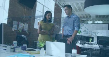 Meslektaşlar iş analizlerini gösteren dizüstü bilgisayarlarını gösteren yüzen çizelgelerle veri örtüşüyor. Teknoloji, işbirliği, analitik, yenilik, çalışma alanı, dijital, profesyonel