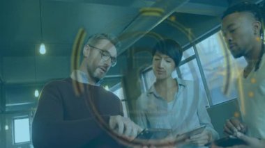 Meslektaşlar tıklama aygıtlarını kullanırken, asma kilit simgesi de veri güvenliğini gösteren altın parçacıklarla kayboluyor. İşbirliği, takım çalışması, yenilik, dijital, teknoloji, modernite, iletişim