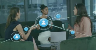 Mavi düğümler dijital işbirliği için dizüstü bilgisayarın üzerinden çıkarken üç kadın el kol hareketi yapıyor. İşbirliği, takım çalışması, iletişim, dijital, yenilik, ağ oluşturma, fikirler