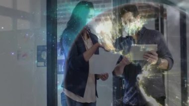 İş projesi konuşmaları ve dönen dünya örtüsü için tablet üzerindeki doktorları gözden geçiren bakışmalar. İşbirliği, takım çalışması, dijital, yenilik, iletişim, küresel, işyeri