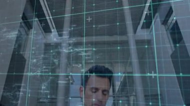 Doktor hastanedeki tableti kaldırıyor, tıbbi analiz için ekran animasyonlarını yürütüyor. Gelecekçi, sağlık, teknoloji, yenilik, mimari, profesyonel, ilerleme