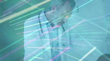 Doktor, göğüs kafesinde steteskopla hastanın hayati organlarını kontrol ediyor. Renkli çizgiler el ele sürükleniyor. Sağlık, şifa, şefkat, profesyonellik, sağlık, yardım