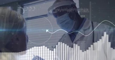 Erkek doktor, sağlık ziyareti sırasında kayan bar tablosunu ve dalga şeklini göstererek sonuçları açıklıyor. Sağlık, analitik, dijital, profesyonellik, tanı, teknoloji, danışma