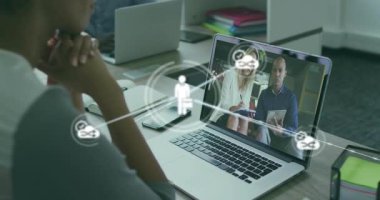 Kadın dizüstü bilgisayarı iş konferansına katılıyor, ağ arayüzü kullanıcı simgeleriyle somutlaşıyor. İşbirliği, uzaktan, dijital, teknoloji, iletişim, ağ oluşturma, profesyonellik