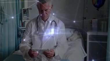 Kıdemli hekim tableti başucunda tıbbî verileri incelerken nabız örtüşmesine neden oluyor. Sağlık, teletıp, dijital sağlık, tıbbi teknoloji, profesyonel, hastane, bağlantı