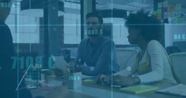 İşletme ekibi, cam duvar çizelgelerinde beliren sembolleri inceliyor. Bilgisayarların kapandığı ölçümler artıyor. Şirket, takım çalışması, analitik, veri görselleştirme, profesyonel, yenilik, işbirliği