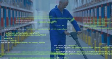 Depo çalışanı cilalama kolunu indiriyor, fırçaya güç veriyor ve güvenlik için yerleri cilalıyor. Sanayi, bakım, güvenlik, ekipman, temizlik, tesis, meslek