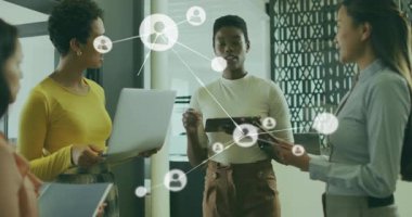 Merkezdeki kadın tableti tıklatıyor, büyüyen ağı canlandırıyor iş dünyasının işbirliğini gösteriyor. Profesyonel, bağlantı, yenilik, takım çalışması, dijital, modern, ağ oluşturma