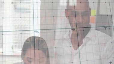 Camları işaretleyen adam, verileri not eden kadın ve iş planlama için konteynırları denetleyen adam. İşbirliği, yenilik, yaratıcılık, beyin fırtınası, teknoloji, takım çalışması, üretkenlik