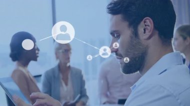 Erkek dokunmatik tablet dokunmatik ekranı ve ofis toplantısında genişleyen dijital ağ örtüsünü görselleştirme. Teknoloji, bağlantı, takım çalışması, veri, iletişim, yenilik, profesyonel