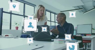 Dizüstü bilgisayarda yazan adam, kullanıcı olarak tartışan kadın ve iş ağında kaybolan ikonlar. İşbirliği, takım çalışması, teknoloji, iletişim, yenilik, modern, profesyonel