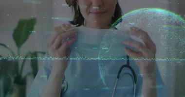 Şeffaf dijital kaplama kılavuzları yerine otururken cerrahi maske takan sağlık çalışanı. Tıbbi profesyonellik, güvenlik ekipmanları, klinik çevre, dijital teknoloji, sağlık izleme, kişisel koruma ekipmanları, modern sağlık hizmetleri