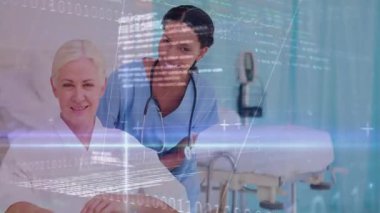 Hayati göstergeler kontrol edilirken hastaların omzunu tutan hemşire hasta gelişimini canlandıran çizelgeler hazırlıyor. Sağlık, kıdemli, teknoloji, veri, analitik, tıbbi, destek