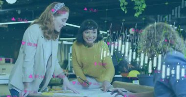 Ekip masaya yaklaşıyor ve proje planlama planını grafik örtüsü olarak işaretliyor. İşbirliği, takım çalışması, yenilik, ofis, beyin fırtınası, strateji, şehir