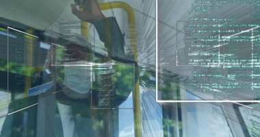 Otobüste sarı tırabzanları sürükleyen, Covid-19 posteri ve kod panelleri olan bir adam. Kentsel, profesyonel, modern, kurumsal, güvenlik, dijital, teknoloji