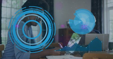 Kadın ve olgun erkek, tablet ve dizüstü bilgisayarla çizelgelerle parlak ofiste iş birliği yapıyorlar. Profesyonel, çalışma alanı, modern, teknoloji, takım çalışması, veri, yenilik