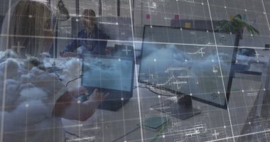 Dizüstü bilgisayardaki kadın ve ofiste çift monitörde çalışan adam, bulut hesaplama grafikleriyle birlikte. Teknoloji, işbirliği, yenilik, çalışma alanı, dijital, girişim, modern