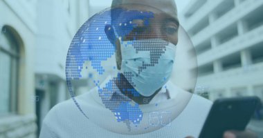 Cerrahi maske takan bir adam şehir koridorunda dijital dünya ikonlarıyla akıllı telefon tutuyor. Teknoloji, iletişim, bağlantı, kentsel, profesyonel, modern, soyut