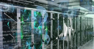 Veri merkezi koridorunda yanıp sönen LED 'lerle sunucu dolaplarının üzerine holografik düğümler yansıtılıyor. Teknoloji, veri, siber güvenlik, yenilik, fütüristik, dijital, altyapı