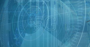 Veri merkezinde sunucu rafı koridoru gösteriliyor, LED durum ışıkları ve 5G HUD örtüsüyle. Teknoloji, veri, ağ, altyapı, bağlantı, yenilik, siber