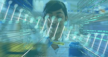 Laboratuvar önlüğü giyen bir araştırmacı pipeti analiz ediyor, laboratuarda test tüpü, kod örtüleri ve DNA sarmalı var. Bilim, yenilik, teknoloji, kesinlik, laboratuvar, dijital, biyoteknoloji