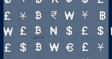 Ofis masasında Bitcoin ve para birimleriyle birlikte beyaz para birimi sembollerini gösteren mavi kaplama gösteriliyor. Finans, dijital para birimi, modern tasarım, işyeri, teknoloji, ekonomi, mali veri