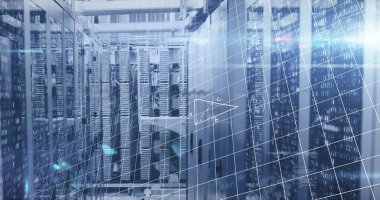 Sunucu dolabını veri merkezinde, anahtarlar, kablolar, şebeke ve üçgen kaplamalarla birlikte rafa kaldır. Teknoloji, altyapı, siber güvenlik, veri depolama, dijital ağ, endüstriyel tasarım, işletme