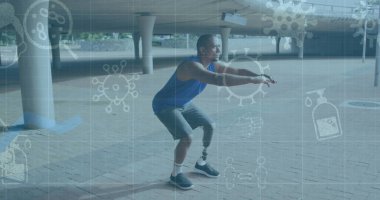 Üst geçidin altındaki plazada spor giyim ve spor ayakkabılarıyla orta yaşlı bir adam protez bacak kullanıyor. Kentsel fitness, atletik performans, sakatlık güçlendirme, modern mimari, aktif yaşam tarzı, motivasyon, açık hava egzersizi