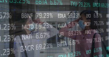 Dirsek tokuşturma iki maskeli iş kadını transit merkezde karşılıklı selamlaşma, kalp gösterimi. İşbirliği, profesyonellik, modern, kentsel, iletişim, kurumsal, ağ